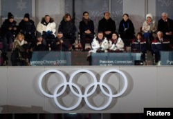 آقای پنس و خواهر رهبر کره شمالی در فاصله کمی از هم تماشاگر افتتاحیه المیپک زمستانی بودند.