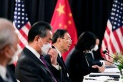 中共政治局委员杨洁篪（中）和中国外长王毅在阿拉斯加美中高层会谈上。（2021年3月18日）