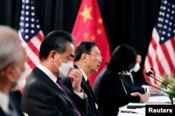 中共政治局委员杨洁篪（中）和中国外长王毅在阿拉斯加美中高层会谈上。（2021年3月18日）