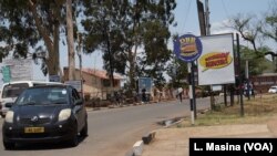 Vue partielle de la rue Mahatma Gandhi à Blantyre, deuxième ville du Malawi. (Photo L. Masina / VOA)