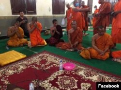 រូបឯកសារ៖ ព្រះសង្ឃ​៥អង្គ​ដែល​គង់​លើ​កម្រាលព្រំ​នៅ​វត្តថាន់ ស្ថិត​ក្នុងចំណោម​ ព្រះសង្ឃ​៨អង្គ ដែល​និមន្ត​មក​ពី​ខេត្តបាត់ដំបង។ (រូបថត​ពី​ទំព័រ​ហ្វេសប៊ុក​របស់​ក្រុម​យុវជន​ខ្មែរថាវរៈ កញ្ញា​ឈឿន ដារ៉ាវី)