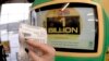 Seorang pelanggan memamerkan tiket yang baru saja dibelinya di kios penjualan tiket undian lotere Mega Million di Cranberry Township, Pennsylvania, 22 Januari 2021. (AP Photo/Keith Srakocic)