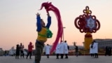 2022年1月18日，在中国北京天安门广场，一个孩子在北京冬奥会装饰附近玩耍。