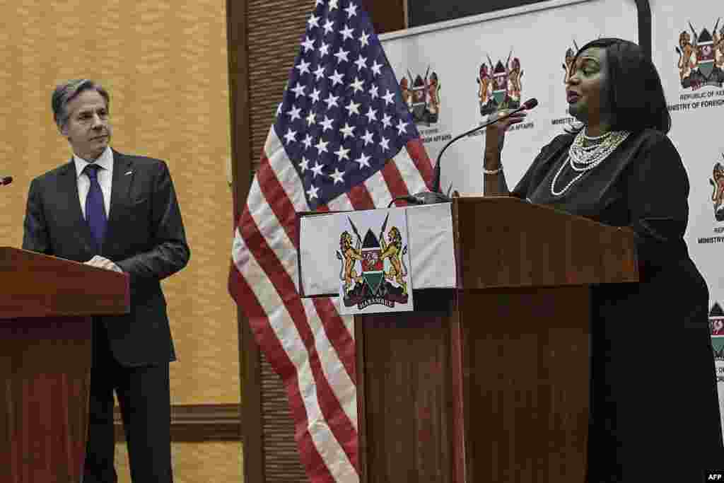 Blinken and Raychelle Omamo Waziri wa Mambo ya Nje wa Marekani Antony Blinken (Kushoto) akiwa na Waziri wa Mambo ya Nje wa Kenya Raychelle Omamo (R) akizungumza katika mkutano wa waandishi wa habari Hoteli ya Serena, Nairobi, Kenya, on Novemba 17, 2021. (Photo by Simon MAINA / AFP)