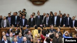 La Asamblea Nacional Legislativa de Venezuela realizó este martes 7 de enero de 2020 su primera sesión del año, tras las elecciones recientes. Después momentos de tensión, el presidente de la Asamblea Juan Guaidó, consiguió entrar a la sede del legislativo.