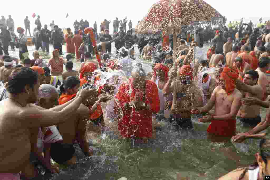 چند ده میلیون هندو به روزهای پایانی مراسم مذهبی &laquo;کوم میلا&raquo; رسیده اند. این مراسم که هر سه سال یکبار برگزار می شود، میزبان بیش از صد میلیون نفر است که در رود گنگ خود را می شویند تا گناهان را از خود پاک کنند.
