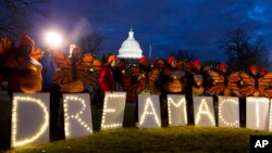 Manifestantes a favor del DACA en las afueras del Capitolio. La apasionada respuesta encontrar de ellos subraya el dilema migratorio que acosa al Partido Republicano en la era Trump. 