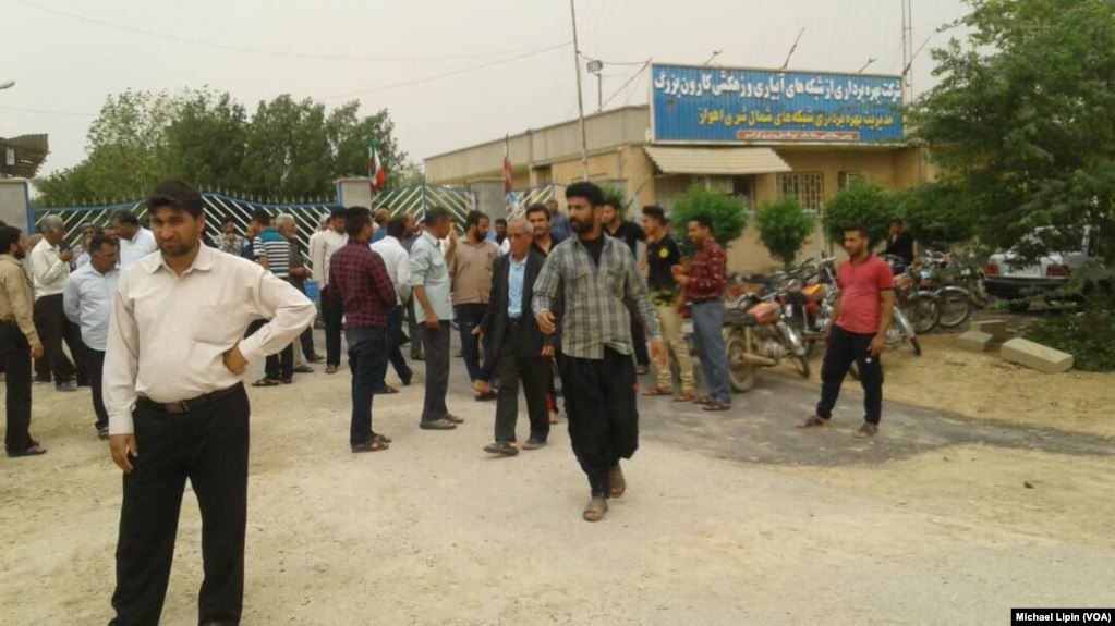 Farmers from the town of Bavi in southwestern Iran's Khuzestan province rally outside a municipal building in Ahvaz to protest water shortages, April 23, 2018 .