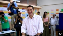 Alexis Tsipras emite su voto en Atenas.