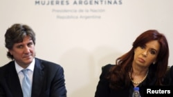 Opositores acusan al vicepresidente Boudou, en la foto junto a Cristina Fernández, de usar influencias para que la empresa saliera de la bancarrota.