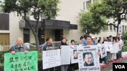 En Los Ángeles, manifestantes en contra del gobierno chino piden la liberación del disidente Liu Xiabo.