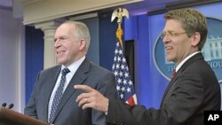 Glasnogovornik Biele kuće James Carney iiJohn Brennan