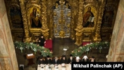 Presiden Ukraina Petro Poroshenko (baris belakang, ketiga kiri), menghadiri sinode tertutup tiga gereja Ortodoks Ukraina untuk menyetujui kesepakatan persatuan gereja (untuk Ukraina) dan memilih jajaran kepemimpinan di Katedral St. Sophia, Kiev, Ukraina, Sabtu, 15 Desember 2018 .