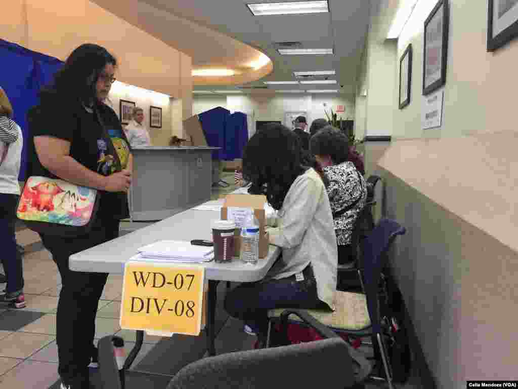 Voters arrive at a polling station, in Philadelphia, Pa., April 26, 2016. Pennsylvania is one of five Northeast U.S. states voting in presidential primaries Tuesday.