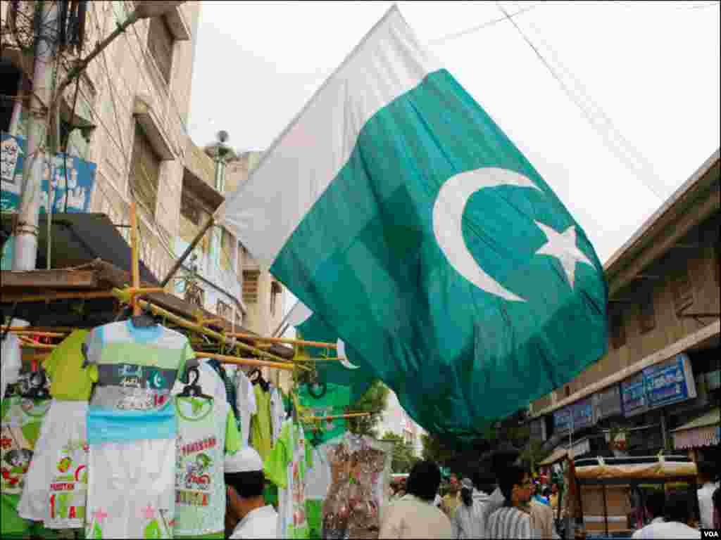 کراچی کے مختلف علاقوں میں ان دنوں سبز پرچموں کی فروخت عروج ہر ہے