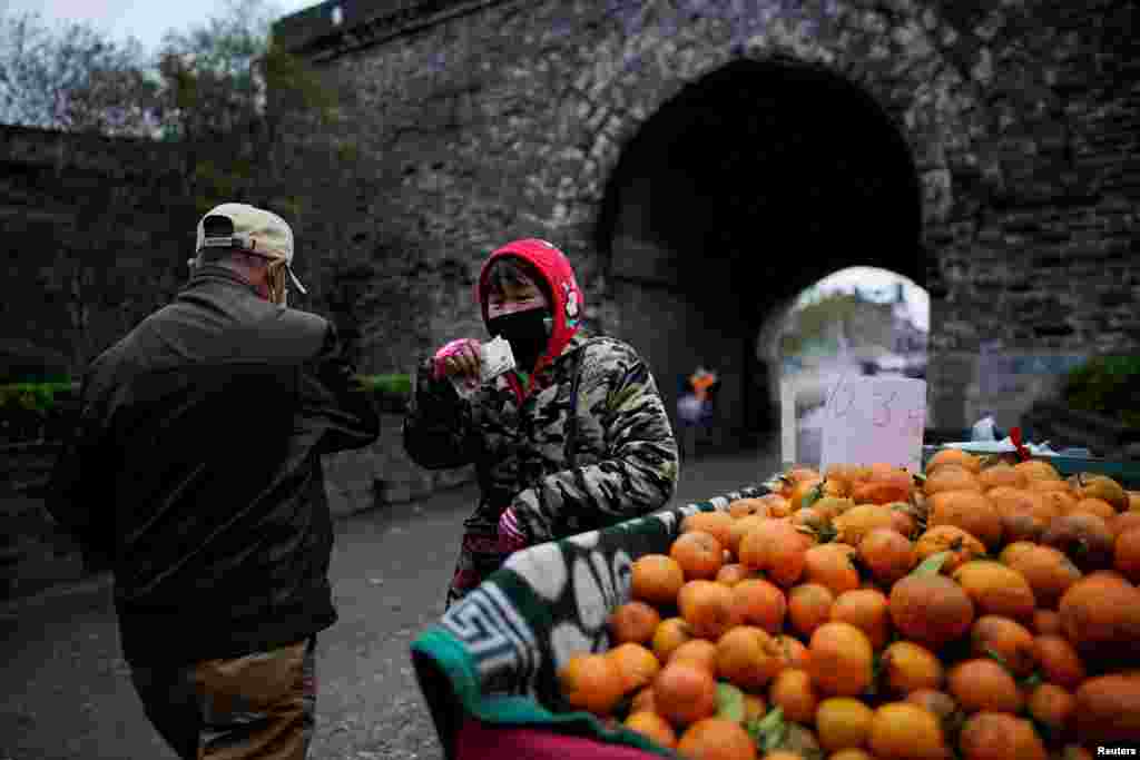 دوسرے ممالک کی طرح چین میں بھی سڑکوں پر پھلوں کی خرید و فروخت روزانہ کا معمول ہے۔ لاک ڈاؤن کے بعد یہ خرید و فروخت دوبارہ شروع ہو گئی ہے۔ &nbsp;