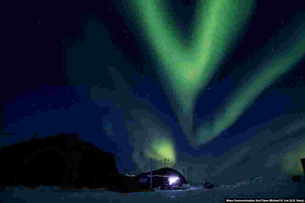 Pancaran cahaya terang dekat kutub utara (aurora borealis) terlihat di atas Laut Beaufort dekat Samudera Arktik.