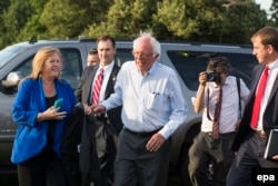 Thượng nghị sĩ Bernie Sanders và vợ đến nơi sẽ diễn ra cuộc vận động cuối cùng của ông tại Washington, D.C., ngày 9/6/2016.