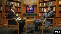 로버트 칼린 전 국무부 정보조사국 동북아 담당관(오른쪽)이 19일 VOA 기자와의 인터뷰에서 최근 북한 정치 상황에 대한 견해를 밝혔다.