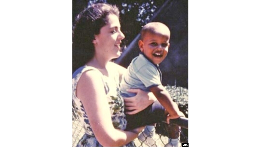 Barack Obama kecil bersama ibunya, Ann Dunham.