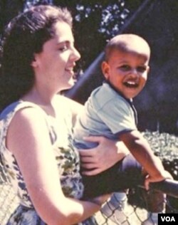 Barack Obama kecil bersama ibunya, Ann Dunham.