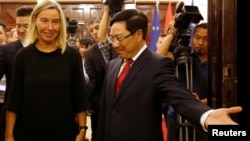 Phó Thủ tướng, Bộ trưởng Bộ Ngoại giao Phạm Bình Minh và bà Federica Mogherini, Phó Chủ tịch Uỷ ban Châu Âu, tại Hà Nội hôm 5/8.