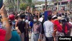 စစ်အာဏာသိမ်းမှုကို ဆန့်ကျင် ဆန္ဒပြနေကြတဲ့ မြဝတီမြို့က ပြည်သူများ။ (ဖေဖော်ဝါရီ ၇၊ ၂၀၂၁)