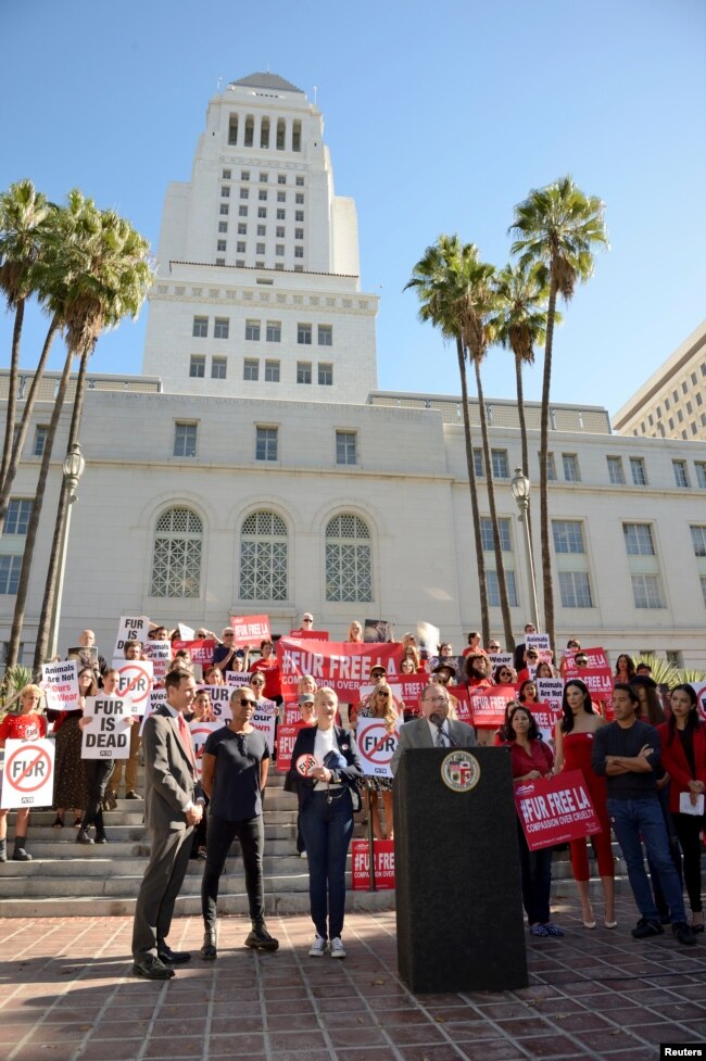 Anggota Dewan Kota Los Angeles, Paul Koretz, dalam konferensi pers didampingi oleh Tony Kanal, pemain bas untuk band No Doubt (dua dari kiri) yang juga aktivis perlindungan hewan, di Balai Kota Los Angeles, California, 18 September 2018. Dalam konferensi pers dewan kota mengumumkan pihaknya setuju pelarangan penjualan dan pembuatan fesyen dari bulu hewan. (Foto: Sheri Mandel/Dewan Kota via Reuters)