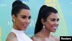 Kakak beradik Kim (kiri) dan Kourtney Kardashian, dari acara televisi realita "Keeping Up with the Kardashians." (Foto: Dok)