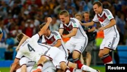 13일 브라질 리우데자네이루에서 독일팀이 월드컵에서 우승한 후 승리를 자축하고 있다.