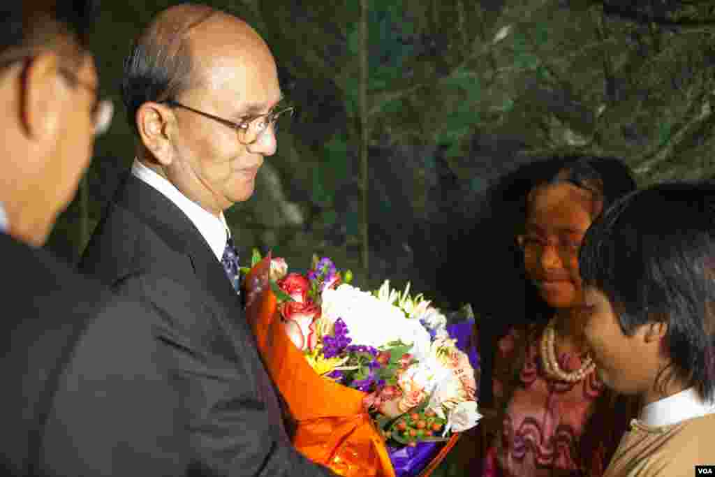 Presiden Burma Thein Sein disambut dengan karangan bunga di luar kantor Voice of America, Washington (19/5). (VOA/Alison Klein)