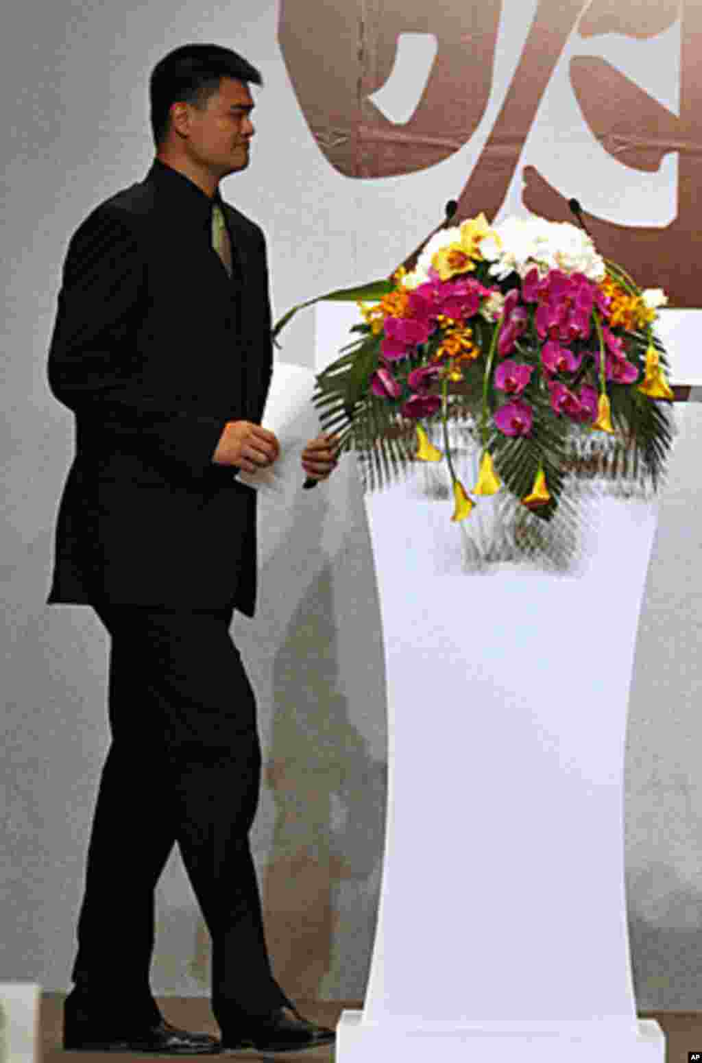 2011年7月20日，姚明到达在上海举办的新闻发布会，宣布退休。