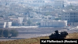 Geçen yıl Kobani'deki çatışmaları sınırdan izleyen bir Türk askeri aracı