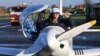 La piloto belga-británica Zara Rutherford, de 19 años, saluda después de su aterrizaje en el aeropuerto de Kortrijk-Wevelgem, tras un viaje alrededor del mundo en un avión ligero, convirtiéndose en la piloto más joven en dar la vuelta al planeta sola. REUTERS/Pascal Rossignol