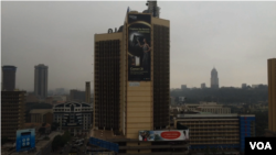 Kabut polisi meliputi langit kota Nairobi. (Amos Wangwa/VOA News)