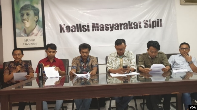 Perwakilan Koalisi Masyarakat Sipil menggelar konferensi pers di kantor Imparsial, Jakarta, Kamis (4/7). (Foto: VOA/Sasmito)