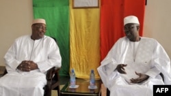 Malian newly appointed Prime Minister Abdoulaye Idrissa Maiga (L) listens to his predecessor Modibo Keita (R), April 10, 2017, during the handover ceremony in Bamako, two days after his nomination.