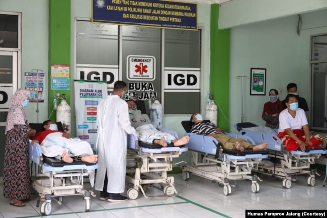 Antrean pasien COVID 19 di depan IGD RSUD Jepara, Selasa, 15 Juni 2021. (Foto Humas Pemprov Jateng)