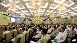 ေနျပည္ေတာ္တြင္ က်င္းပသည့္ စီးပြားေရးႏွင့္ ဖြံ႕ၿဖိဳးေရးဆိုင္ရာ အလုပ္႐ံု ေဆြးေႏြးပြဲ တက္ေရာက္ၾကသူမ်ား။ ၾသဂုတ္ ၁၉၊ ၂၀၁၁။