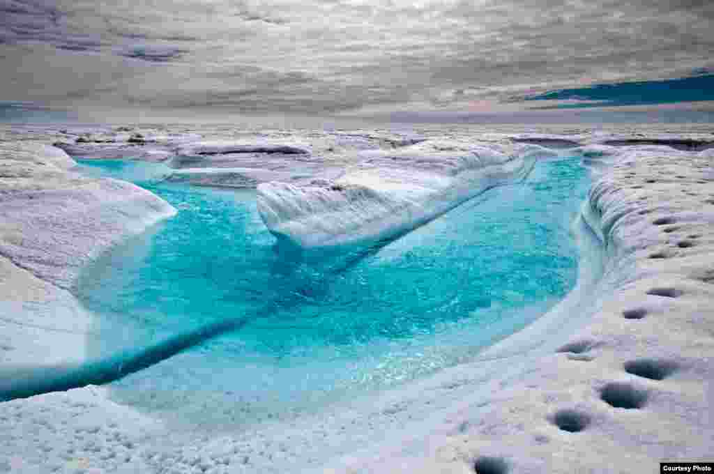 Setiap musim panas, muncul aliran air dari es yang mencair karena suhu yang memanas di lapisan es Tanah Hijau. (Ian Joughin)