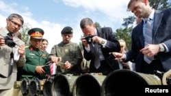 外国武官和记者观看一些从乌克兰东部亲俄武装缴获的榴弹发射器