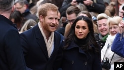 Pangeran Harry dan istrinya Megan Markle di Nottingham. (Foto: AP)