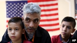 ندیم فوزی ۴۷ ساله ده هزارمین پناهجوی پذیرفته از سوی آمریکاست که روز دوشنبه به همراه خانواده وارد سان دیگو شد.
