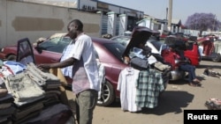 FILE - Hawkers sell goods on the streets of Zimbabwe's capital Harare, Sept.17, 2015. Zimbabwe's economy ends 2015 with predictions that prices will continue falling in the new year. 