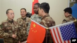 Một binh sĩ của Hoa Kỳ (giữa) đang trò chuyện với các binh sĩ Trung Quốc ở Thành Đô, 30/11/2012. (AP Photo/Peter Parks, Pool) 