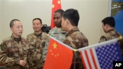 Tentara AS dan Tiongkok berbincang-bincang saat penutupan latihan tanggap bencana bersama di Chengdu, provinsi Sichuan, Jumat (30/11). 