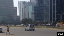 Usually choking with cars, this road leading to Gurgaon's major corporate towers was relatively empty Tuesday morning, Sept. 21, 2015. (VOA/ A. Pasricha)