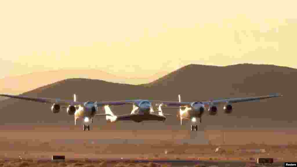 هواپیمای ویرجین گالاکتیک به نام شوالیه سفید ۲، حامل هواپیمای فضایی در حال تیک&zwnj;آف در موهاوی، کالیفرنیا &nbsp;