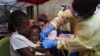 Seorang anak divaksinasi Ebola di Beni, Kongo, 13 Juli 2019. (Foto: AP/Jerome Delay)