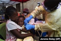 지난 13일 콩고 베니에서 의료진이 어린이에게 에볼라 백신을 접종하고 있다.